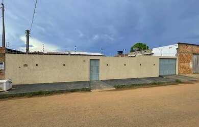 Imagem: A casa possui 2 Dormitórios, 2 Banheiros, 5 Vagas na garagem