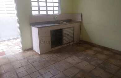 Imagem: A casa possui 3 Dormitórios, 2 Banheiros, 3 Vagas na garagem