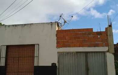 Imagem: A casa possui 2 Dormitórios, 1 Banheiro, 1 Vaga na garagem