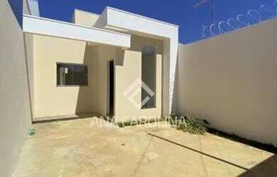 Imagem: A casa possui 3 Dormitórios, 1 Banheiro, 2 Vagas na garagem