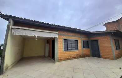 Imagem: A casa possui 2 Dormitórios, 1 Banheiro, 180m² de Área e