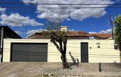 Imagem: A casa possui 3 Dormitórios, 3 Banheiros, 3 Vagas na garagem