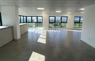 Imagem: O depósito possui 2 Vagas na garagem, 125m² de Área e está