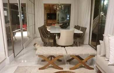 Imagem: A casa possui 4 Dormitórios, 3 Banheiros, 2 Vagas na garagem