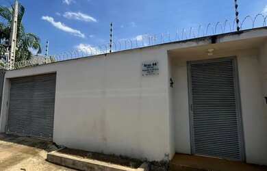 Imagem: A casa possui 3 Dormitórios, 1 Banheiro, 3 Vagas na garagem