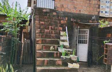 Imagem: A casa possui 2 Dormitórios, 1 Banheiro, 1 Vaga na garagem