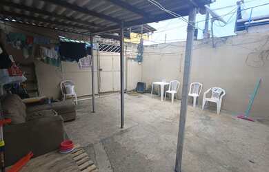 Imagem: A casa possui 2 Dormitórios, 1 Banheiro, 2 Vagas na garagem