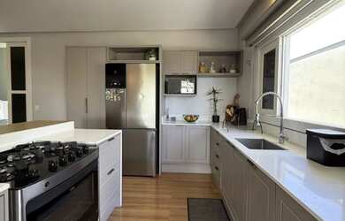 Imagem: A casa possui 3 Dormitórios, 4 Banheiros, 2 Vagas na garagem