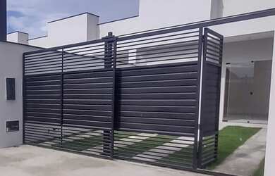 Imagem: A casa possui 3 Dormitórios, 2 Banheiros e está localizado