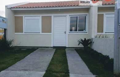 Imagem: A casa possui 2 Dormitórios, 1 Banheiro, 2 Vagas na garagem