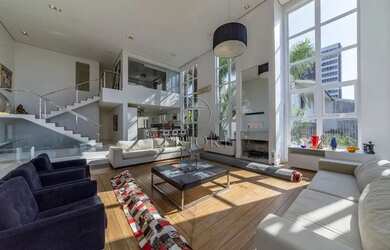 Imagem: A casa possui 3 Dormitórios, 5 Banheiros, 4 Vagas na garagem