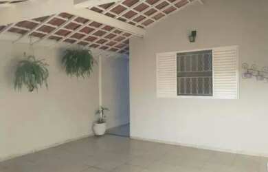 Imagem: A casa possui 3 Dormitórios, 1 Banheiro, 2 Vagas na garagem