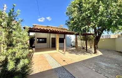 Imagem: A casa possui 3 Dormitórios, 3 Banheiros, 3 Vagas na garagem