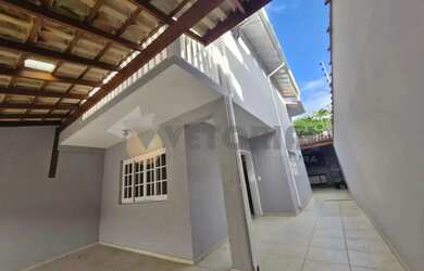 Imagem: A casa possui 3 Dormitórios, 3 Banheiros, 2 Vagas na garagem