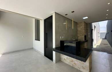 Imagem: A casa possui 3 Dormitórios, 2 Banheiros, 2 Vagas na garagem