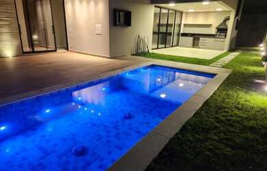 Imagem: A casa em condomínio possui 4 Dormitórios, 4 Banheiros, 5