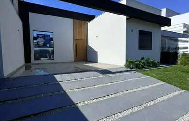 Imagem: A casa possui 3 Dormitórios, 2 Banheiros, 2 Vagas na garagem