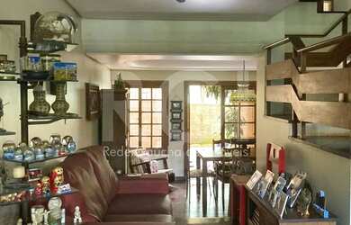 Imagem: A casa possui 3 Dormitórios, 5 Banheiros, 2 Vagas na garagem