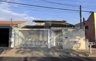 Imagem: A casa possui 3 Dormitórios, 2 Banheiros, 2 Vagas na garagem