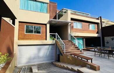 Imagem: A casa em condomínio possui 5 Dormitórios, 5 Banheiros, 2