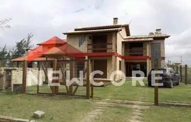 Imagem: A casa possui 5 Dormitórios, 4 Banheiros, 2 Vagas na garagem