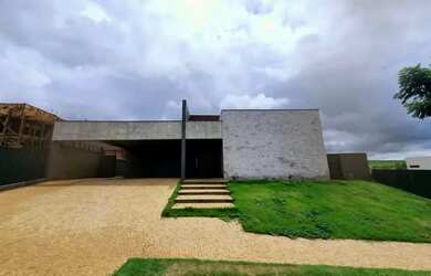 Imagem: A casa em condomínio possui 4 Dormitórios, 4 Banheiros, 360m²