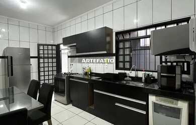 Imagem: A casa possui 2 Dormitórios, 2 Banheiros, 2 Vagas na garagem