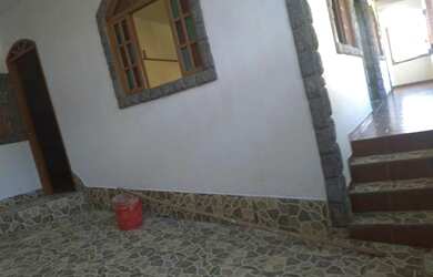 Imagem: A casa possui 3 Dormitórios, 1 Banheiro, 2 Vagas na garagem