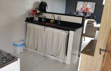 Imagem: A casa possui 1 Dormitório, 1 Banheiro, 1 Vaga na garagem