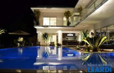 Imagem: A casa em condomínio possui 5 Dormitórios, 5 Banheiros, 5