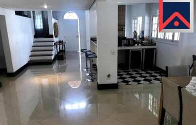 Imagem: A casa possui 4 Dormitórios, 4 Banheiros, 5 Vagas na garagem