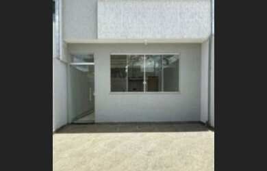 Imagem: A casa possui 2 Dormitórios, 2 Banheiros, 2 Vagas na garagem