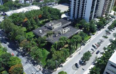 Imagem: O depósito possui 5 Vagas na garagem, 3.296m² de Área e