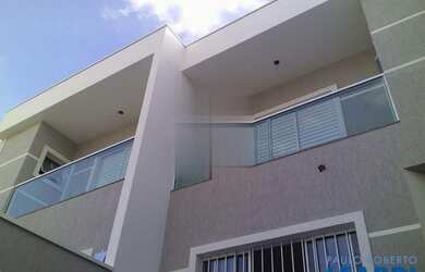 Imagem: A casa possui 3 Dormitórios, 4 Banheiros, 2 Vagas na garagem