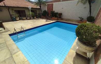 Imagem: A casa possui 3 Dormitórios, 1 Banheiro, 1 Vaga na garagem