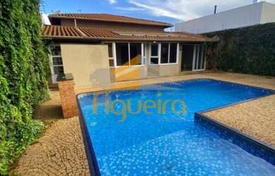 Imagem: A casa possui 4 Dormitórios, 3 Banheiros, 2 Vagas na garagem