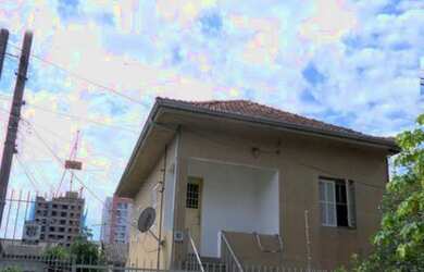 Imagem: A casa possui 4 Dormitórios, 2 Banheiros, 330m² de Área e