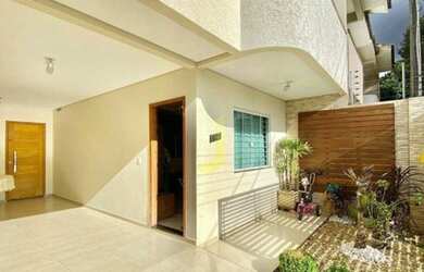 Imagem: A casa possui 3 Dormitórios, 3 Banheiros, 2 Vagas na garagem