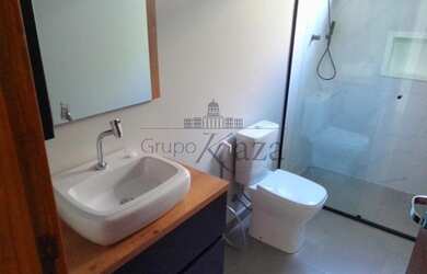 Imagem: A casa possui 3 Dormitórios, 3 Banheiros, 2 Vagas na garagem