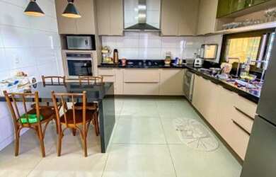 Imagem: A casa possui 4 Dormitórios, 4 Banheiros, 5 Vagas na garagem