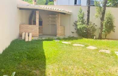 Imagem: A casa possui 4 Dormitórios, 2 Banheiros, 4 Vagas na garagem