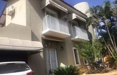 Imagem: A casa possui 3 Dormitórios, 4 Banheiros, 2 Vagas na garagem