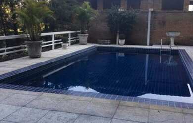 Imagem: A casa possui 4 Dormitórios, 5 Banheiros, 3 Vagas na garagem