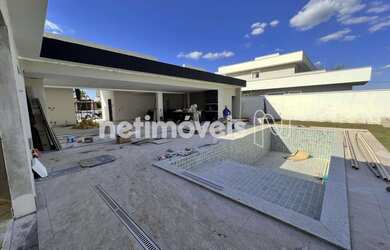 Imagem: A casa em condomínio possui 4 Dormitórios, 5 Banheiros, 330m²