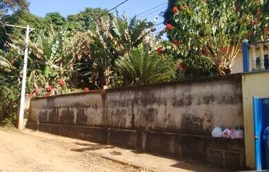 Imagem: A casa possui 2 Dormitórios, 1 Banheiro, 2400m² de Área