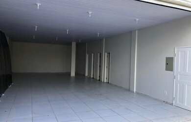 Imagem: O depósito possui 2 Vagas na garagem e 144m² de Área e está