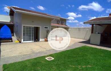 Imagem: A casa possui 3 Dormitórios, 3 Banheiros, 2 Vagas na garagem