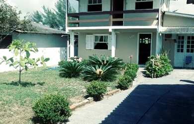 Imagem: A casa possui 3 Dormitórios, 2 Banheiros, 1 Vaga na garagem