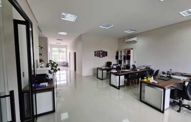 Imagem: O depósito possui 1 Vaga na garagem e 130m² de Área e está