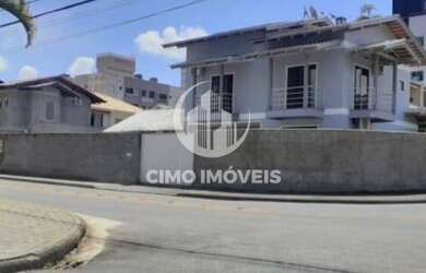 Imagem: A casa possui 3 Dormitórios, 4 Banheiros, 2 Vagas na garagem